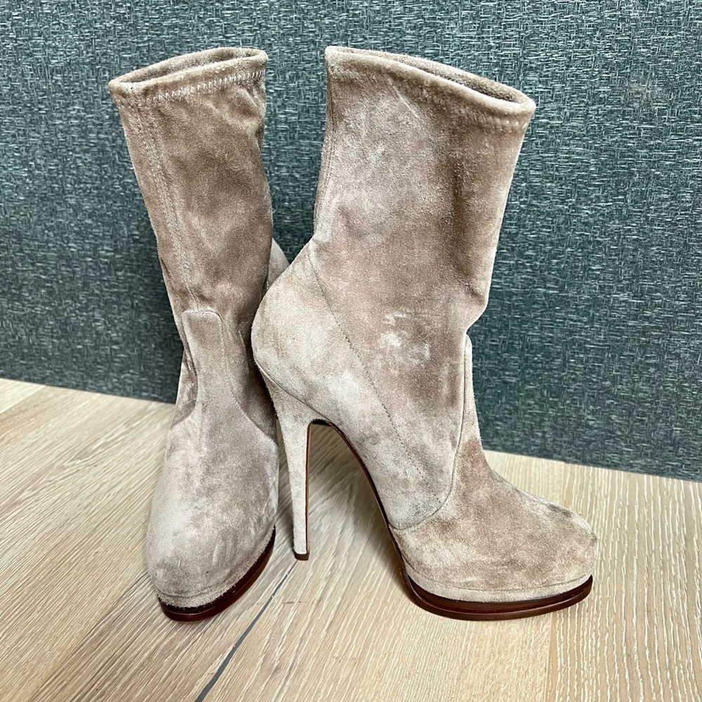 Casadei Bootie’s in a Cream Suede in Size 36